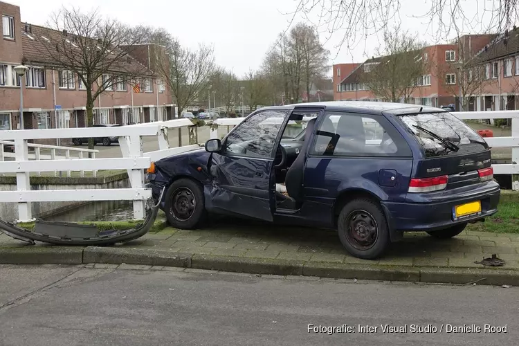 Auto tegen brug gereden bij ongeval