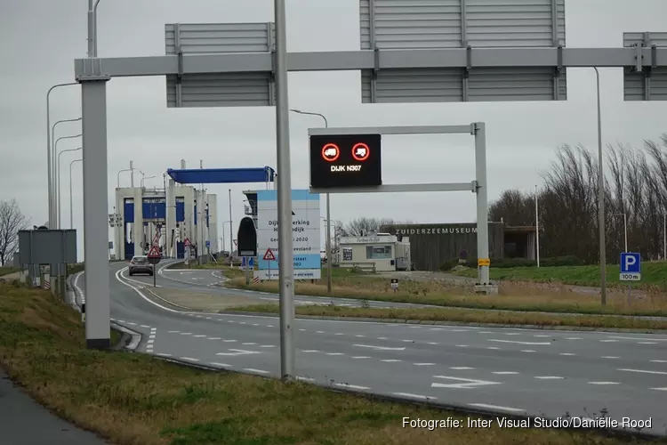 Houtribdijk (N307) blijft nog tot de middag dicht voor vrachtwagens