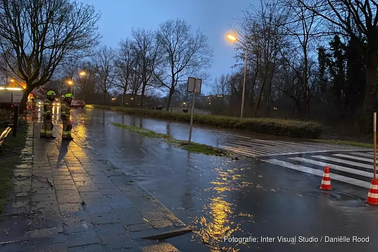 Straat afgezet in Enkhuizen om wateroverlast